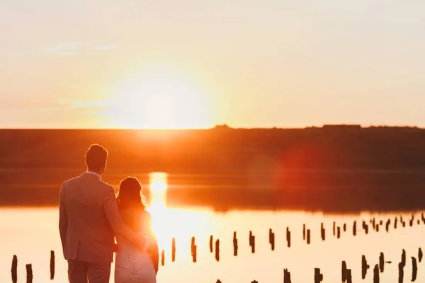 Beautiful bride and groom couple walking at the wedding — Stock Photo, Image