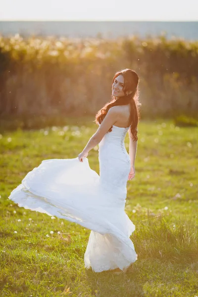 Portrait of a beautiful bride on wedding day — Stock Photo, Image