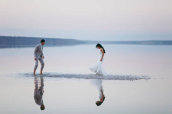 Beautiful bride and groom couple walking at the wedding — Stock Photo, Image