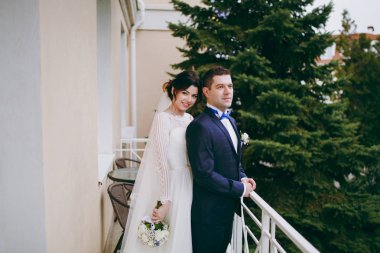 Güzel gelin ve damat çift düğünde yürüyüş