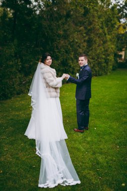 Güzel gelin ve damat çift düğünde yürüyüş