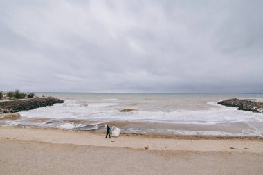 Güzel gelin ve damat çift düğünde yürüyüş