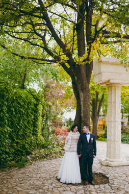 Güzel gelin ve damat çift düğünde yürüyüş