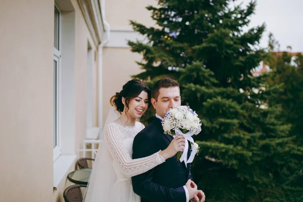 Beautiful bride and groom couple walking at the wedding — Stock Photo, Image