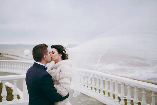 Beautiful bride and groom couple walking at the wedding — Stock Photo, Image