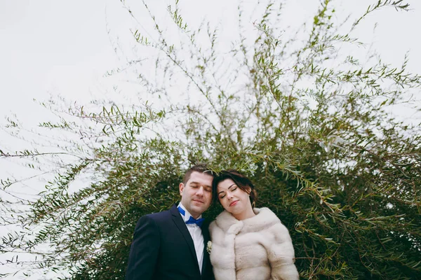 Beau couple de mariés marchant au mariage — Photo