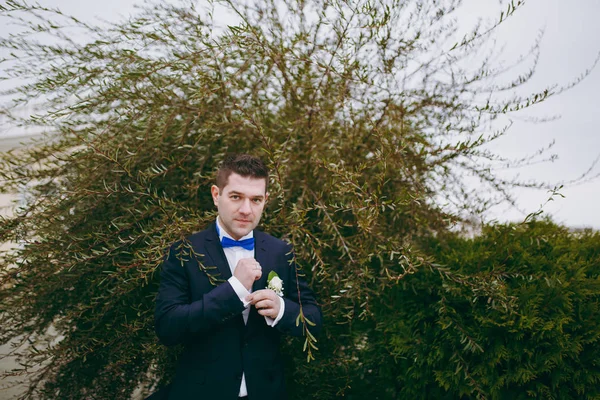 Retrato del novio en un paseo del día de la boda — Foto de Stock