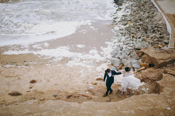 Güzel gelin ve damat çift düğünde yürüyüş — Stok fotoğraf