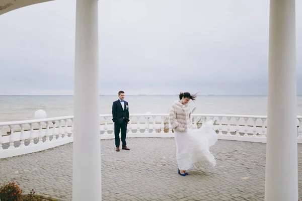 Güzel gelin ve damat çift düğünde yürüyüş — Stok fotoğraf