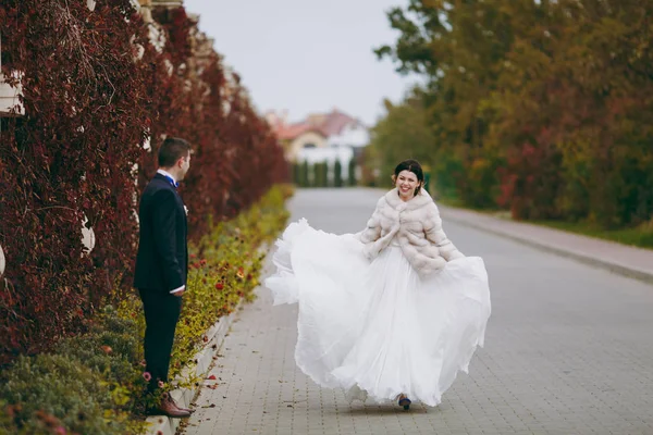 Bella coppia di sposi che cammina al matrimonio — Foto Stock