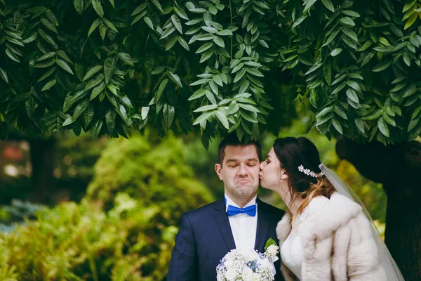 Bella coppia di sposi che cammina al matrimonio — Foto Stock