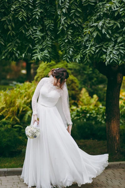 Retrato de uma bela noiva no dia do casamento — Fotografia de Stock