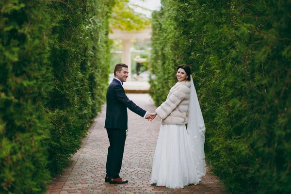 Beau couple de mariés marchant au mariage — Photo