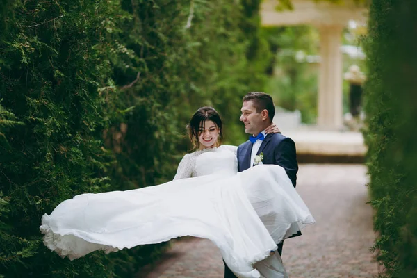 Vackra bruden och brudgummen par promenader på bröllopet — Stockfoto