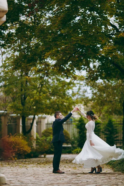 Beau couple de mariés marchant au mariage — Photo