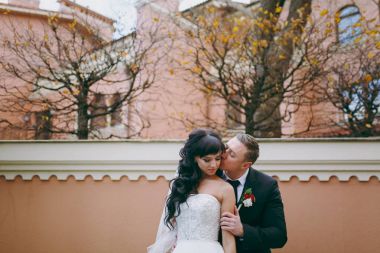 Güzel gelin ve damat çift düğünde yürüyüş