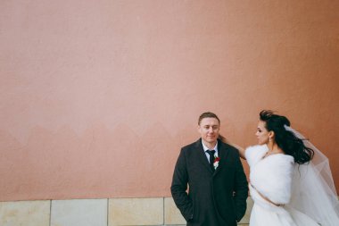 Güzel gelin ve damat çift düğünde yürüyüş