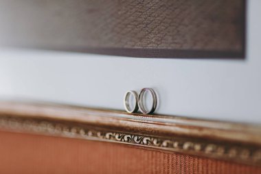 Gelin ve damat, iki güzel alyans