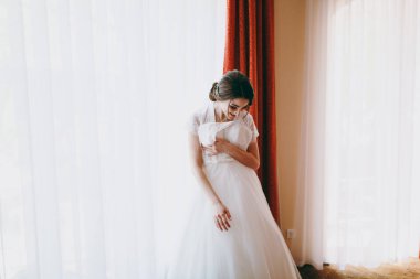 Bir düğün töreni için sabah elbiseler güzel gelin