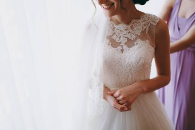 Bir düğün töreni için sabah elbiseler güzel gelin