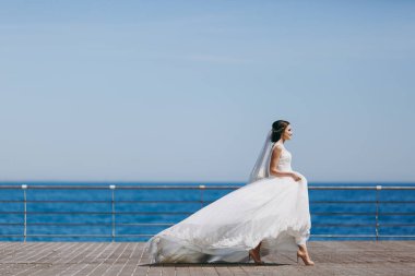 Düğün gününde güzel bir gelin portresi