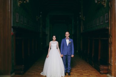 Güzel gelin ve damat çift düğünde yürüyüş