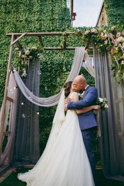 Güzel gelin ve damat çift düğünde yürüyüş