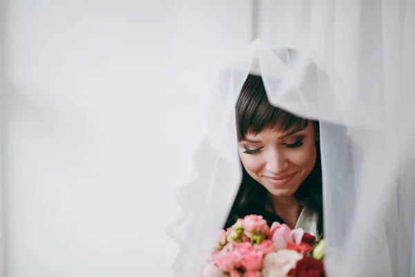 Retrato de uma bela noiva no dia do casamento — Fotografia de Stock