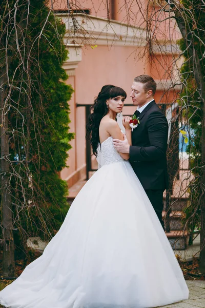 Beau couple de mariés marchant au mariage — Photo