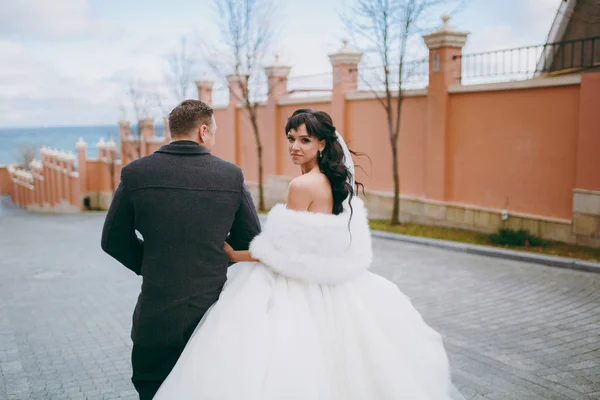 Krásná nevěsta a ženich pár na svatbě — Stock fotografie