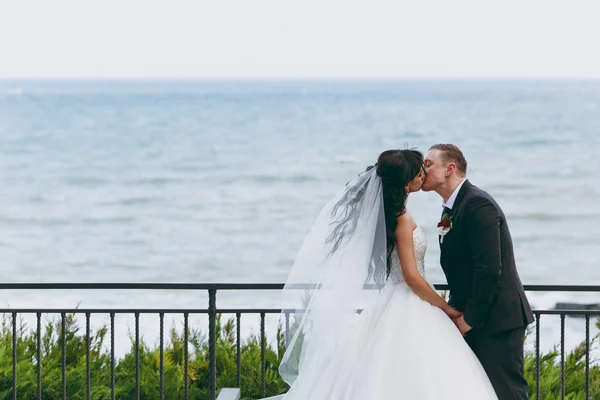 Hermosa novia y novio pareja caminando en la boda —  Fotos de Stock