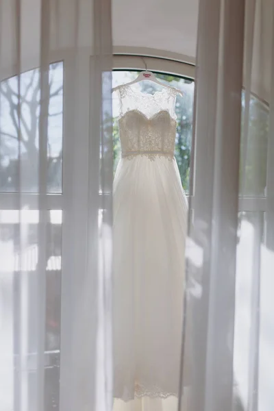 美丽的婚纱，挂在房间里充满阳光 — 图库照片
