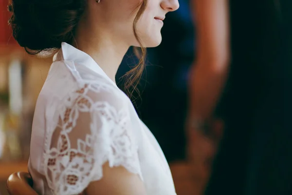 Cantik pengantin melakukan gaya rambut di pagi hari — Stok Foto