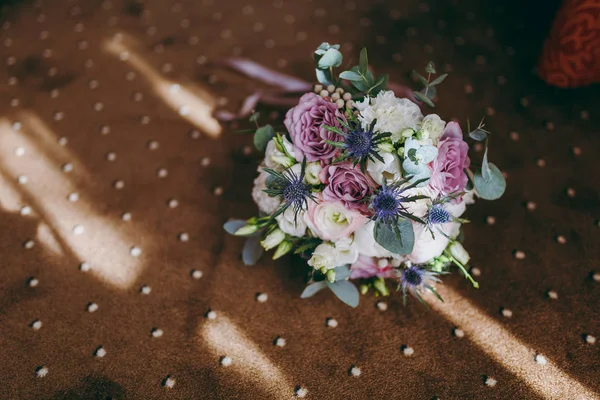 Belo buquê de casamento fica no chão — Fotografia de Stock