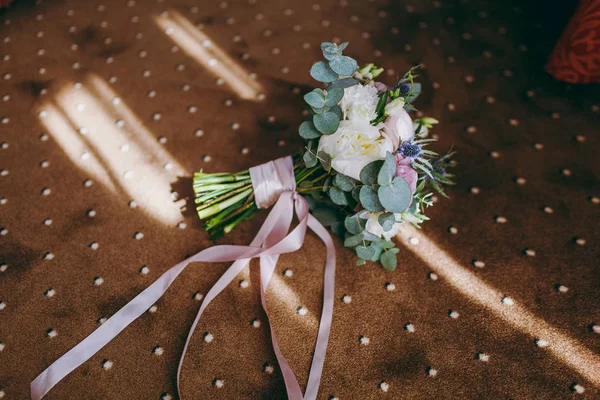 Belo buquê de casamento fica no chão — Fotografia de Stock