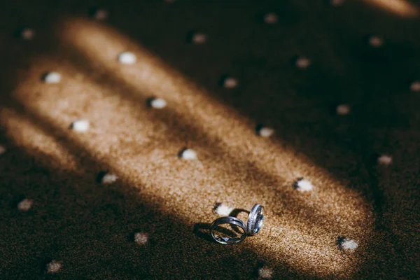 Dos hermosos anillos de boda de los novios — Foto de Stock