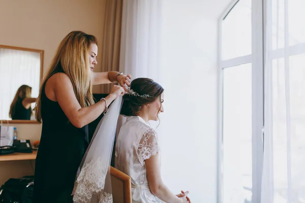 Bela noiva fazendo um penteado pela manhã — Fotografia de Stock