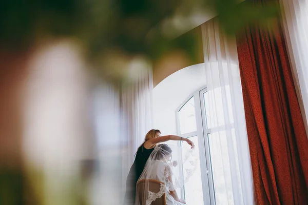 Belle mariée faisant une coiffure le matin — Photo