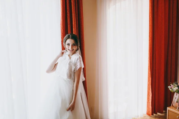 A reggel a ruhák egy esküvő a gyönyörű menyasszony — Stock Fotó