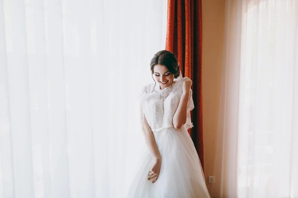 Bella sposa nei vestiti del mattino per una cerimonia nuziale — Foto Stock