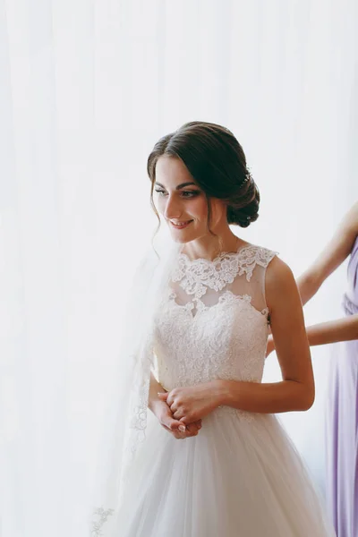 Schöne Braut im Morgenkleid für eine Hochzeitszeremonie — Stockfoto