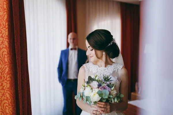 Primeira reunião de noiva e noivo nos apartamentos de noiva antes da cerimônia de casamento — Fotografia de Stock