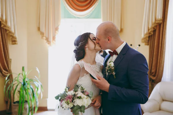 Première rencontre des mariés dans les appartements nuptiaux avant la cérémonie de mariage — Photo