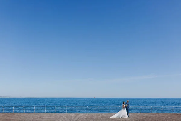 Bella coppia di sposi che cammina al matrimonio — Foto Stock