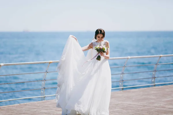 Retrato de uma bela noiva no dia do casamento — Fotografia de Stock