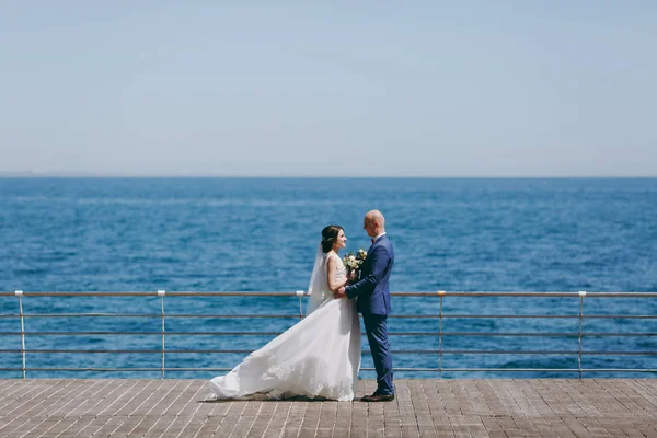 Güzel gelin ve damat çift düğünde yürüyüş