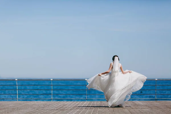 Porträt einer schönen Braut am Hochzeitstag — Stockfoto