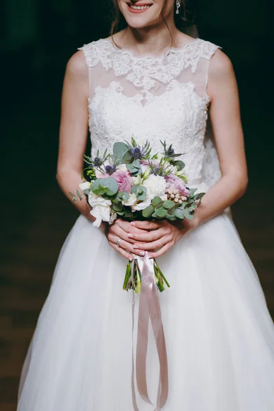 Ritratto di una bella sposa il giorno del matrimonio — Foto Stock