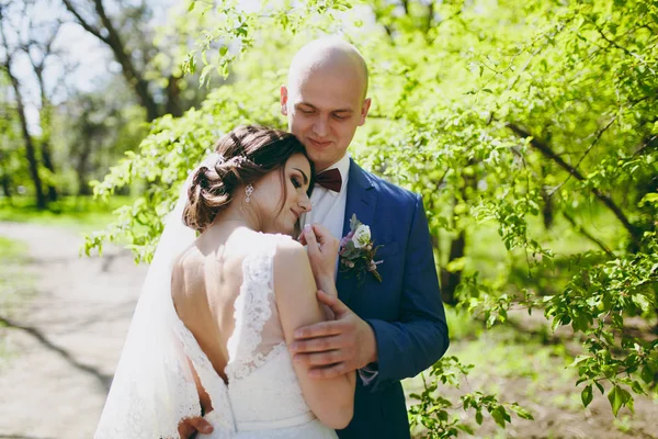 Linda noiva e noivo casal andando no casamento — Fotografia de Stock