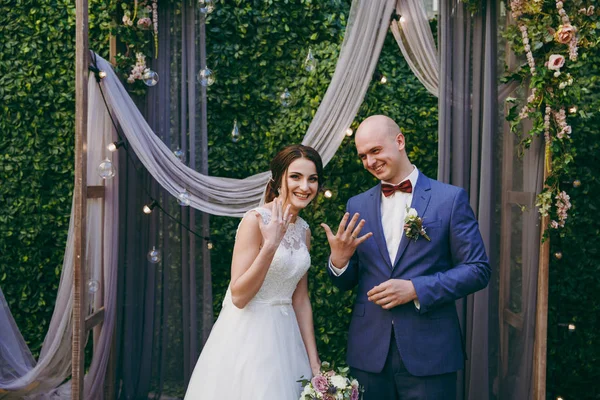 Gelin ve damat yüzükleri deniz kenarında bir törende giyiyorsun — Stok fotoğraf